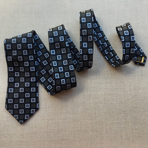 Donald Trump Grey Geometric Pattern Silk Tie - Picture 5 of 5